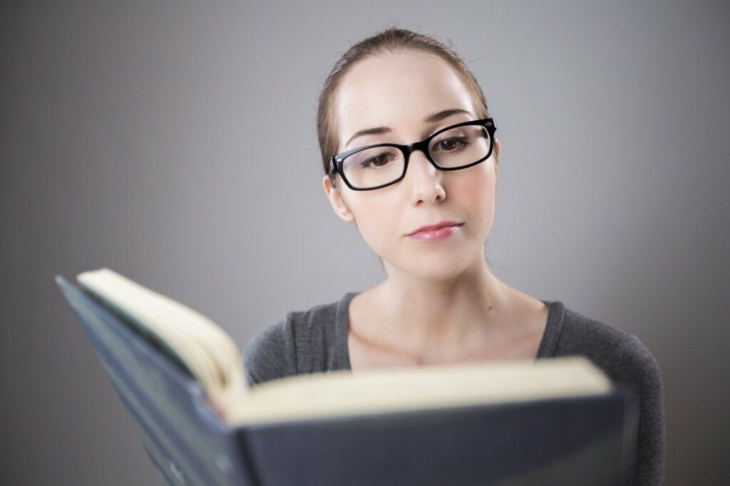 Frau mit Brille liest ein Buch Brille selbst reparieren Was beachten