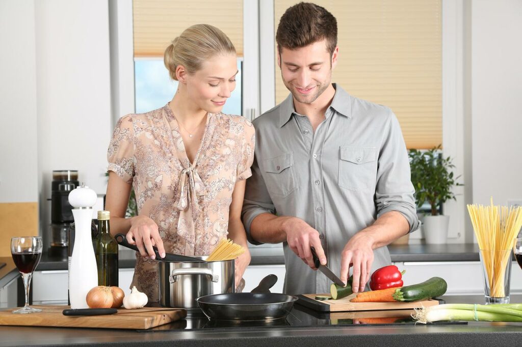 Mann und Frau kochen gemeinsam Küche einrichten Tipps und Tricks