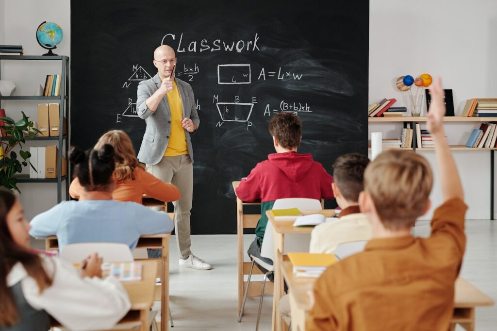Lehrer stellt Klasse eine Frage Corona Darum sollten Schulen auf Luftreiniger setzen