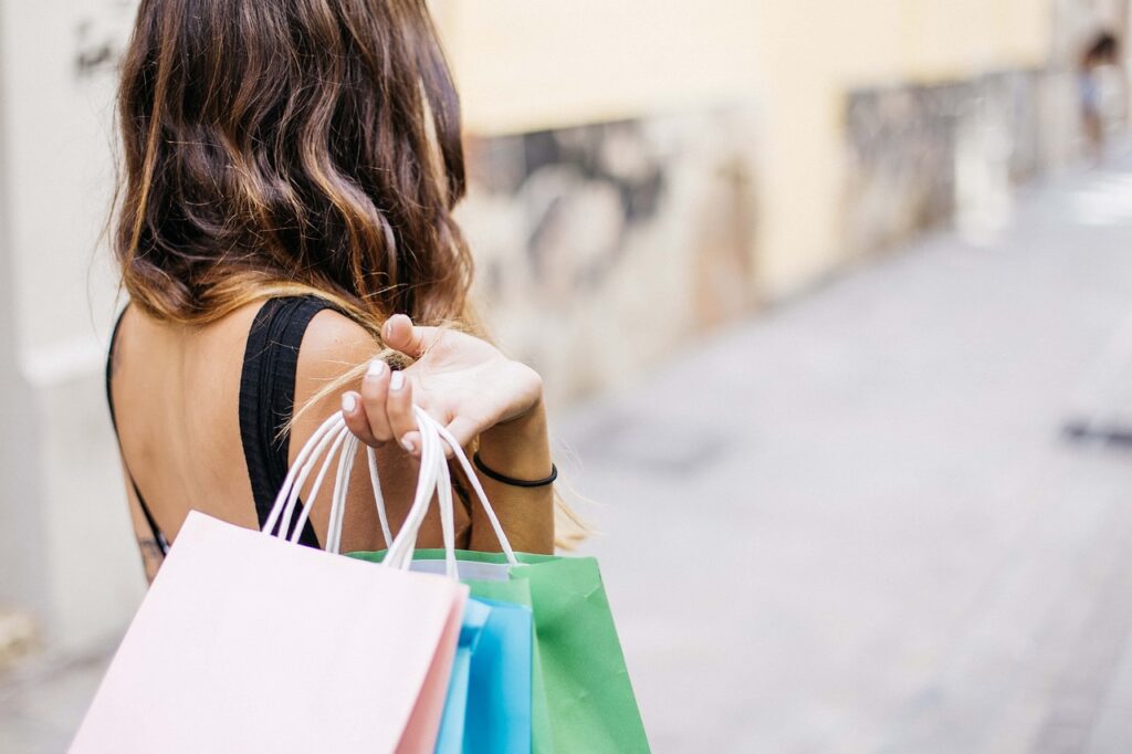 Frau einkaufen Shopping Das neue Kaufrecht 2022 stärkt die Rechte von Verbrauchern
