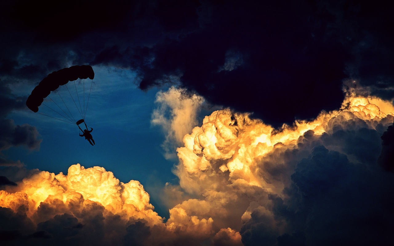 Fallschirm Gleitschirm fliegen bewölkter Himmel Für Adrenalinjunkies gibt es zahlreiche Möglichkeiten für aufregende Erlebnisse wie Gleitschirmfliegen