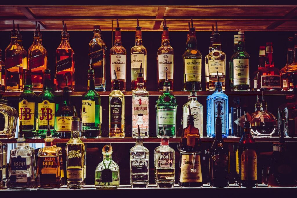Flaschen Regal alkoholische Getränke Whisky – Herkunft, Varianten und Trinkkultur