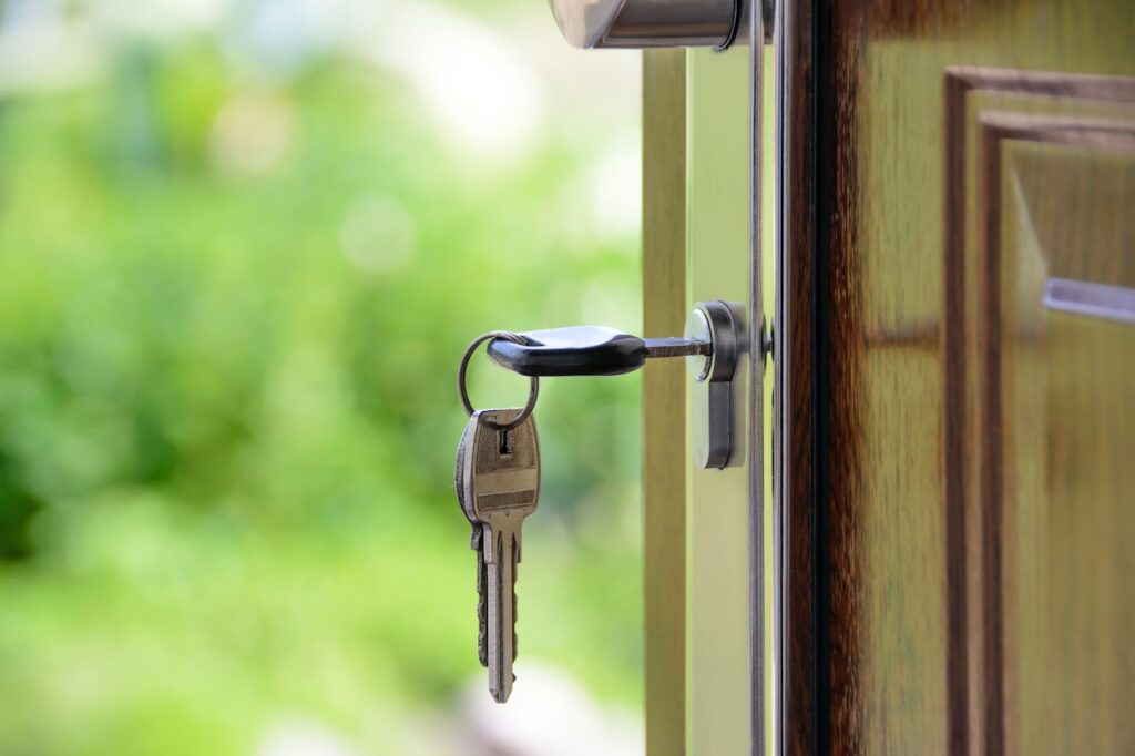 Schlüssel steckt in der Tür Wohnungsübergabe Wohnungsübergabe für Mieter Was Sie wissen sollten