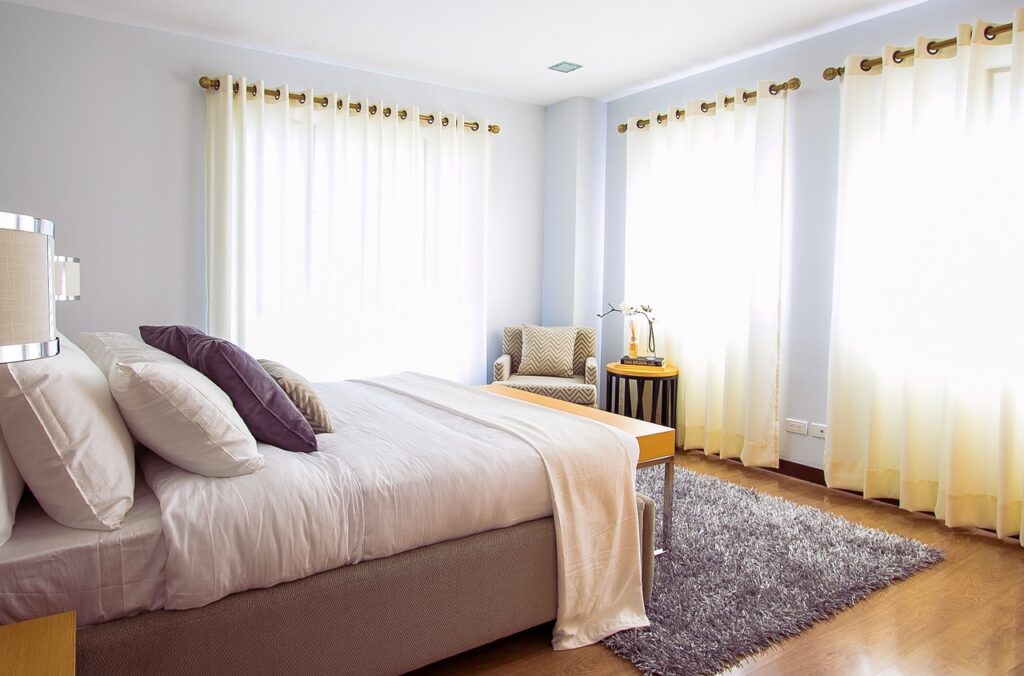 Grauer Teppich im Schlafzimmer Ein komfortabler Hauch von Komfort in Ihrem Schlafzimmer wäre ein Hochflorteppich