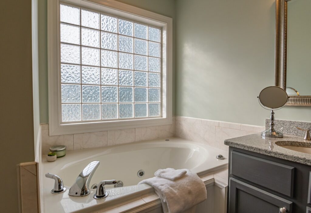 kleines Badezimmer Fenster gemütlich Kleines Badezimmer modern gestalten Tipps und Tricks