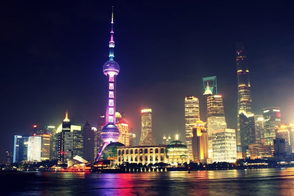 Shanghai China Straße bei Nacht Warum ist der asiatische Markt für deutsche Autobauer so wichtig