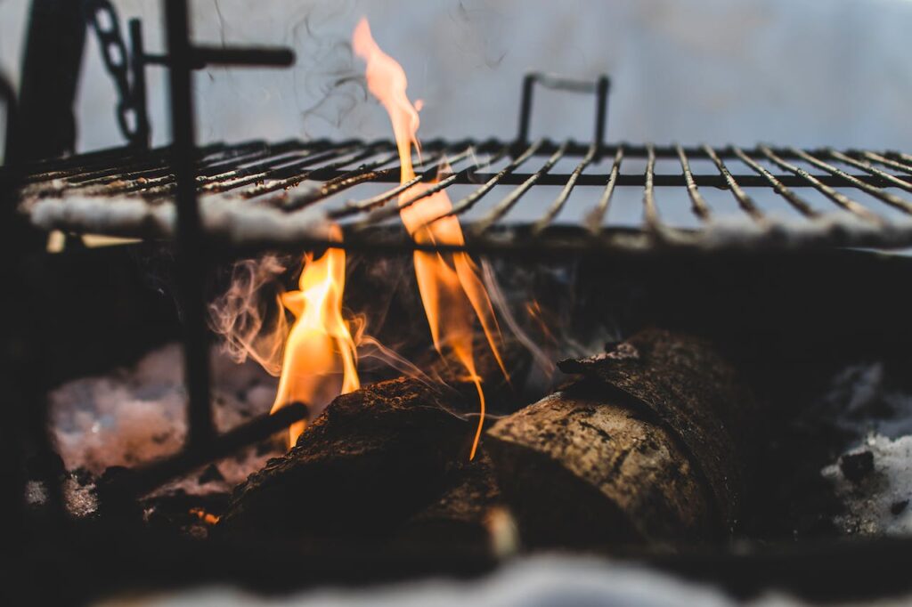 Brennen Feuer Flamme Grill Ganzjähriger Grillgenuss mit einer Grillkota - ein Trend aus Skandinavien