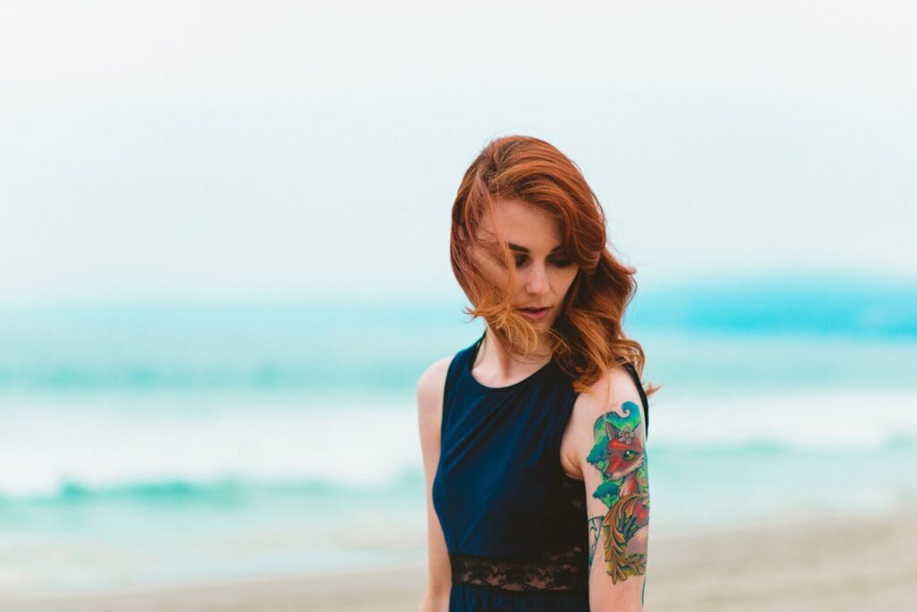 junge Frau Strand Tattoo Auf der Suche nach einem Tattoo-Studio Darauf sollte man achten