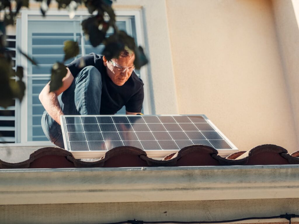 Mann Solaranlage Dach Informationen zu Photovoltaik Technologie, Kosten und Vorteile