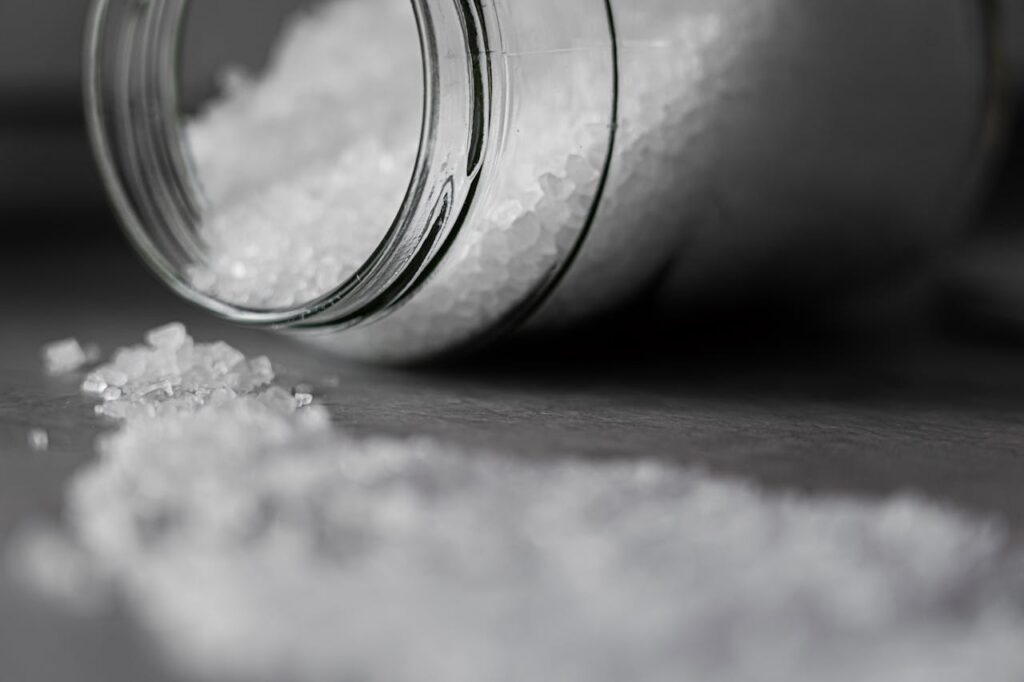Salz Glas Salzkörner Gesundes Salz und worauf dabei zu achten ist