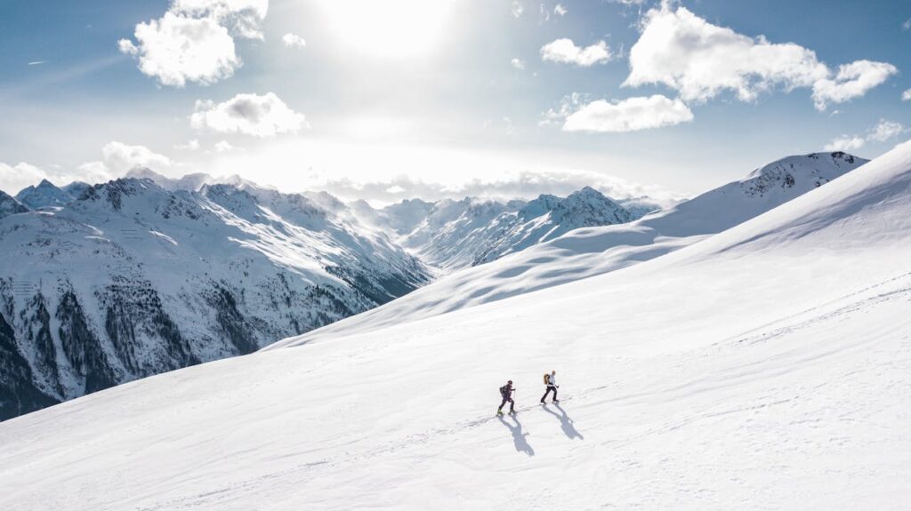 Ski Berg Winterlandschaft Winterspaß in den Bergen – so wird der Skiurlaub zum Erfolg
