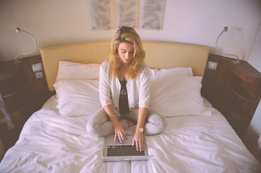 Frau Bett Laptop Wichtige Merkmale eines erfolgreichen Onlineshops