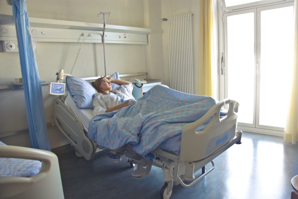 Frau Bett Patientin Krankenhaus Wahlleistungen im Krankenhaus – mehr Komfort für Patienten