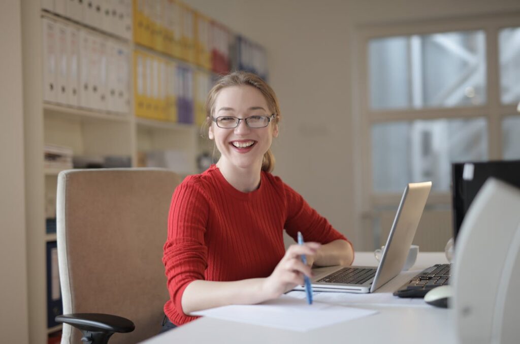 Studentin Schreibtisch lächeln Lebensraum für Lernende Dein Guide zum passenden Wohnort
