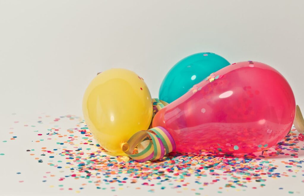 Luftballons Geburtstag Konfetti Geschenkideen zum Kindergeburtstag – daran hat der Nachwuchs Spaß