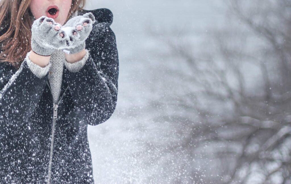 Winter Schnee Frau draussen Warme Füße im Winter Beheizbare Sohlen für den Alltag und Wintersport