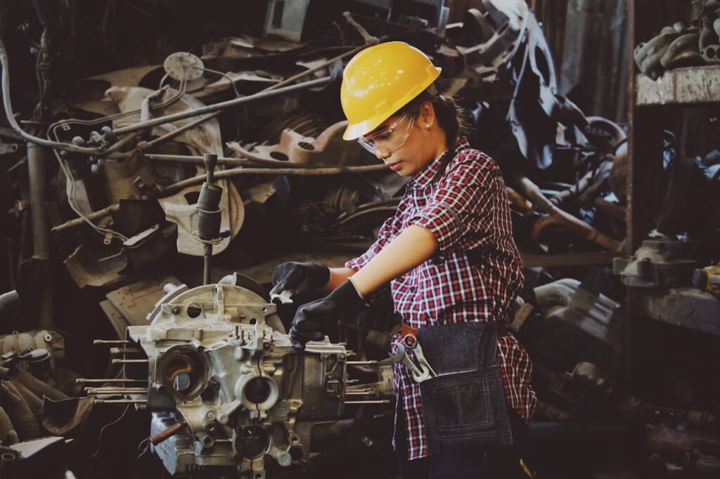 Maschinenbau Frau Arbeit Sicherheitskleidung Langlebiges Zubehör im Maschinenbau So wichtig ist die Qualität von Keilwellen und Co.