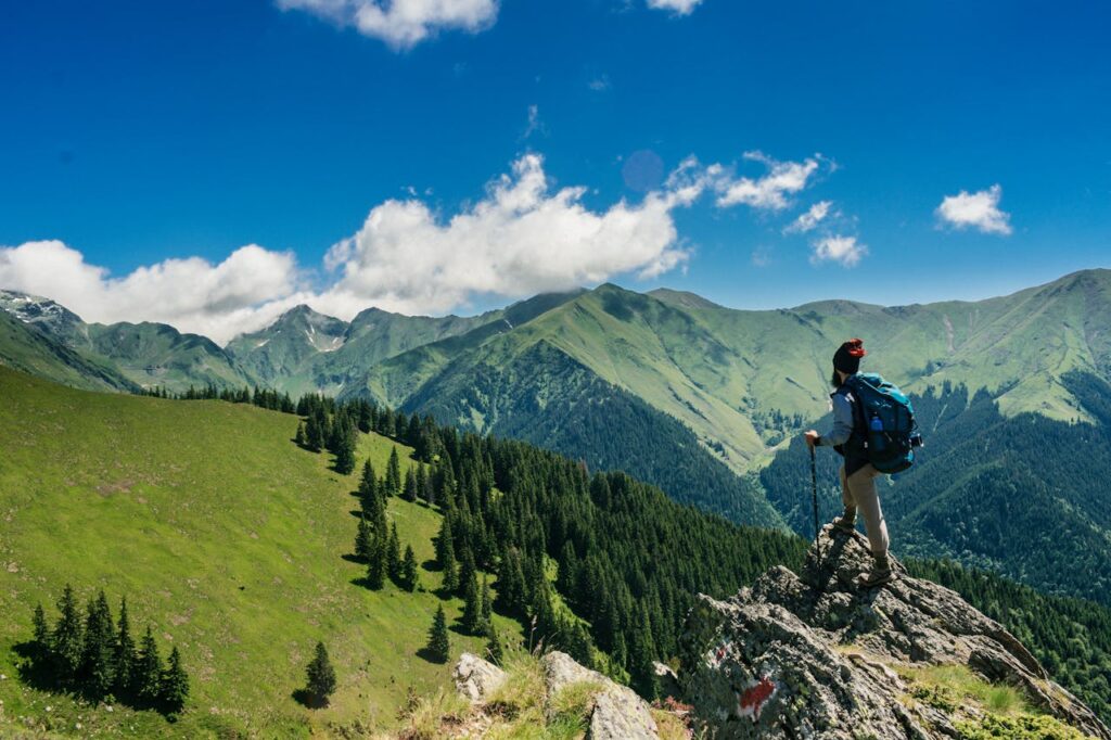 Wandern Mann Gebirge Ausblick Die schönsten Formen des Wanderns Wander-Arten im Blick