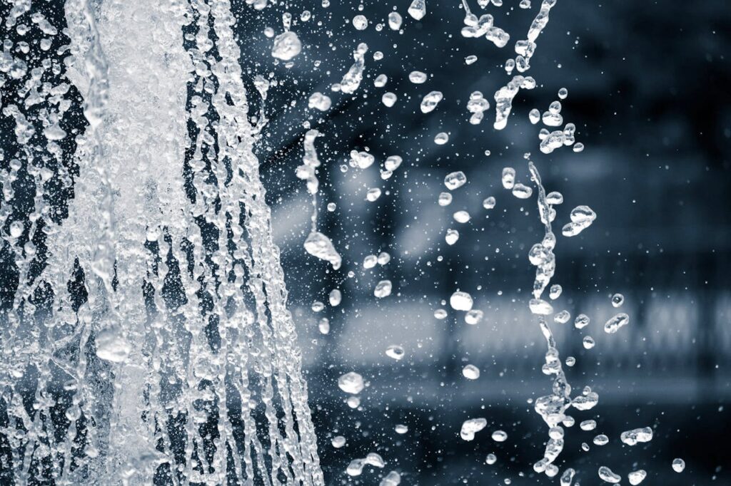 Brunnen Wasser Wasserquelle im Garten Worauf bei der Pflege eines Brunnens zu achten ist