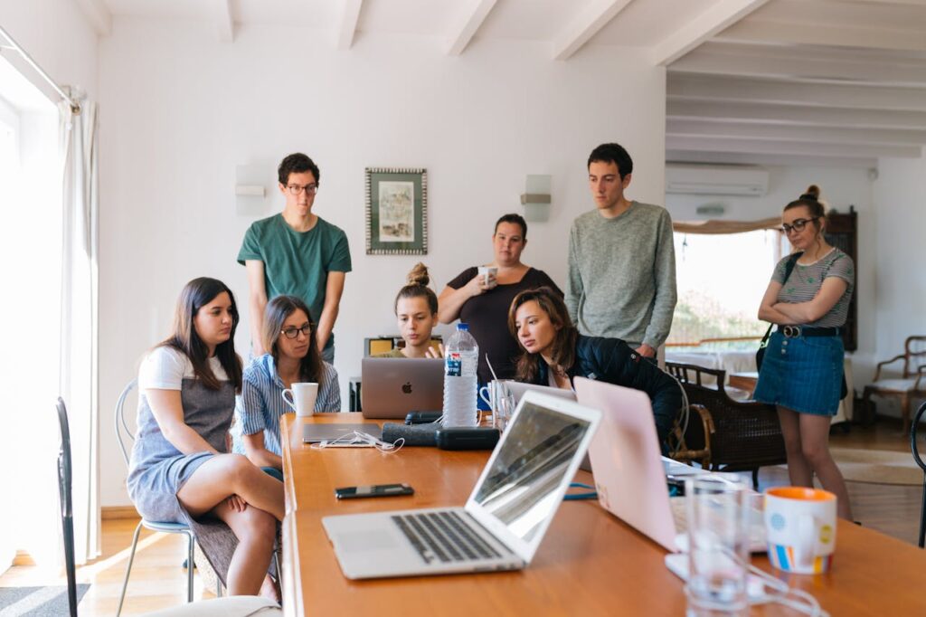 Büro kulturell diverses Team Digitalisierung im Office – So revolutioniert Technik den Arbeitsalltag