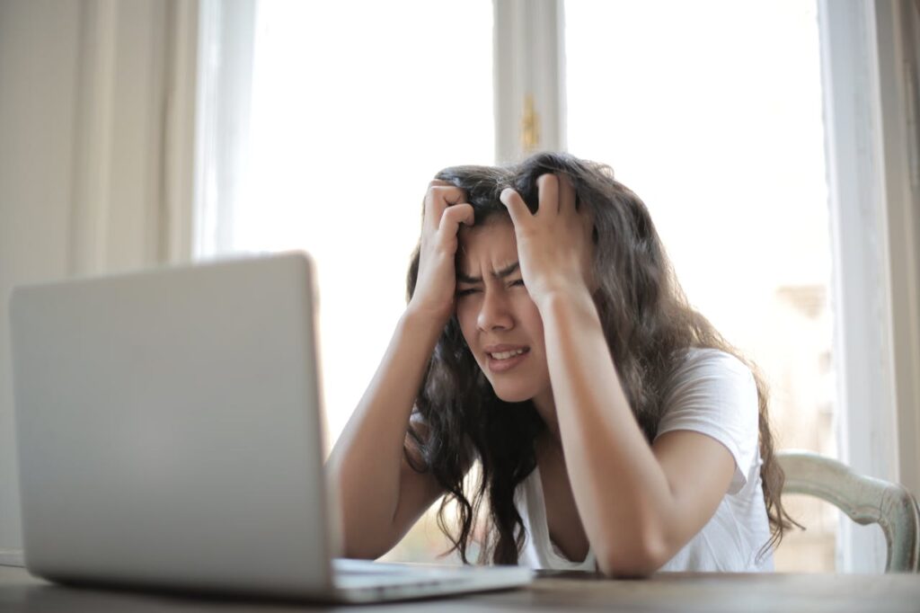 Frau Stress genervt Laptop Zu viel Stress im Homeoffice Diese 5 Alltagstipps helfen wirklich