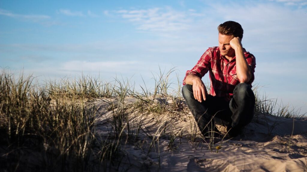 Mann Strand nachdenken Knifflige Fragen lösen – wie geht das am besten