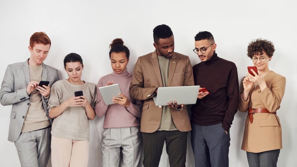 Menschen Team kulturelle Diversität verschiedene Kulturen Smartphones Tablets Laptop Die ersten viralen Internet-Trends – So fing alles an