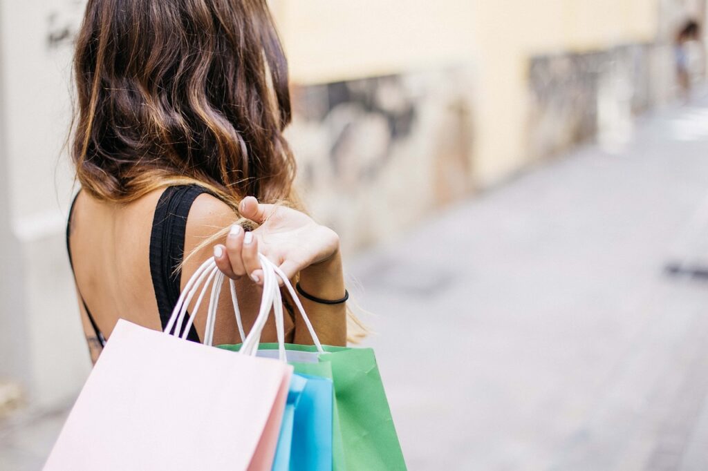 Frau Shopping einkaufen Einrichtung mit Konzept Wie Kundenräume durch gezielte Dekoration besser wirken