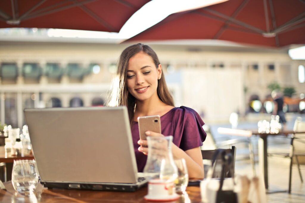 Frau Smartphone Laptop Café Musiker, die durch TikTok bekannt geworden sind – und was wir daraus lernen können