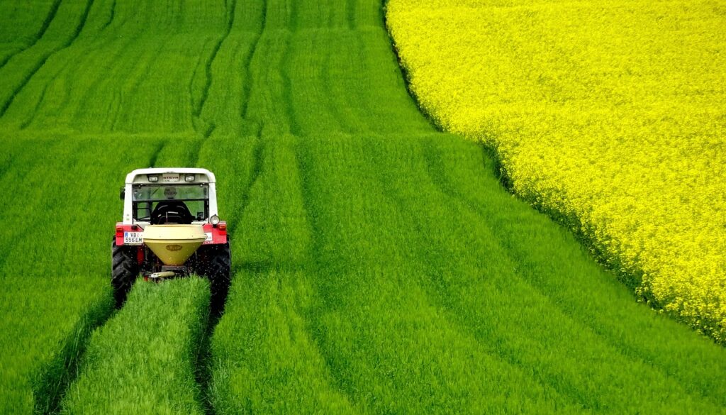 Traktor Feld Landwirtschaft Moderne Fahrzeugbeleuchtung in der Landwirtschaft So bleibt man sichtbar