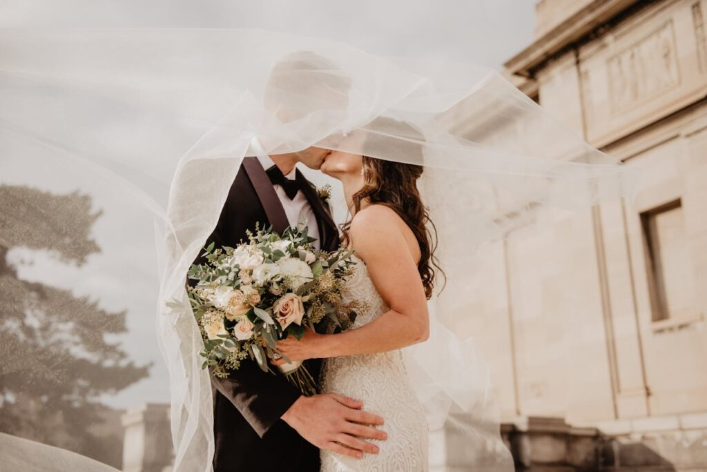 Hochzeit Braut Bräutigam Kuss Das perfekte Hochzeitskleid finden – Worauf kommt es an