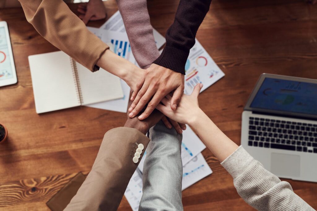 Team multikulturelle Zusammenarbeit Diversität Zusammenhalt in der Gesellschaft stärken