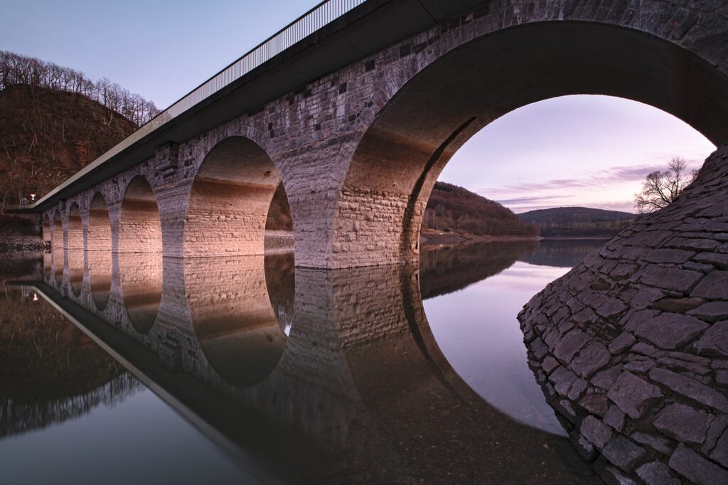 Brücke Wasser Spiegelung Die Hauptelemente einer Brücke