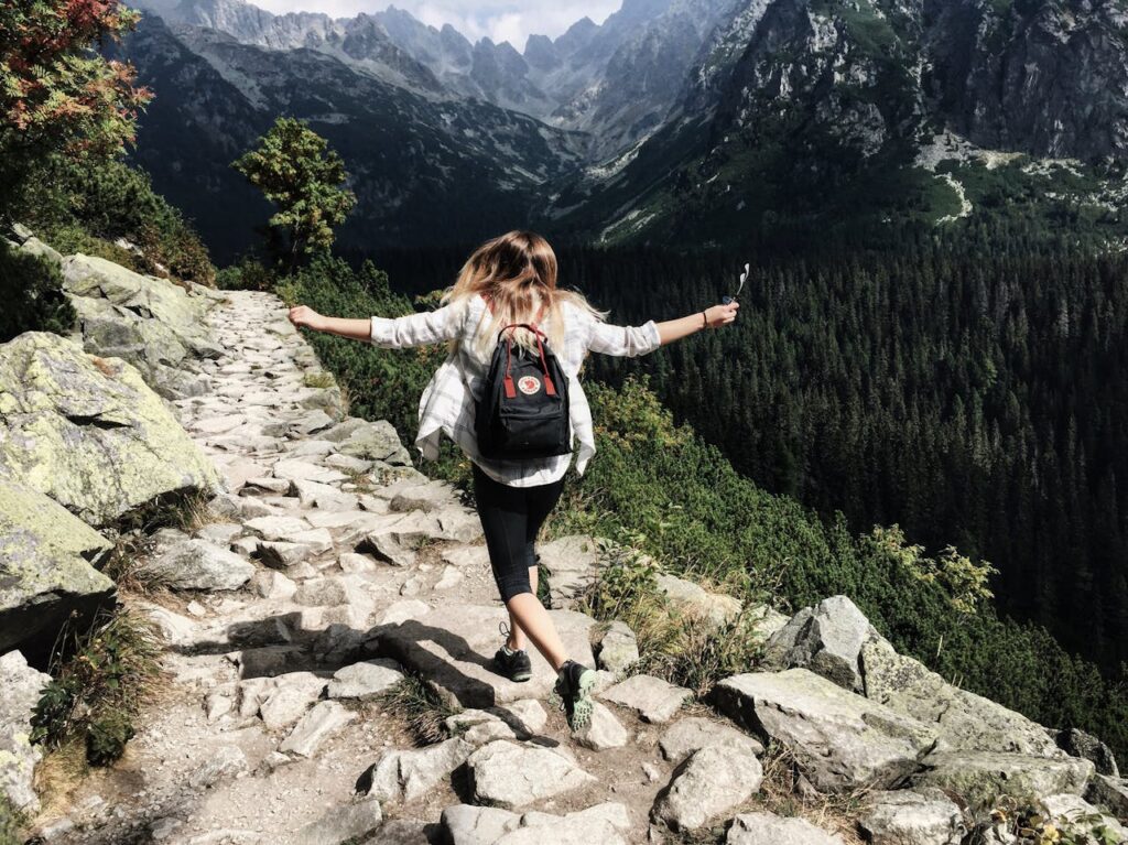 Frau Natur Wandern Typisch deutsche Freizeitaktivitäten