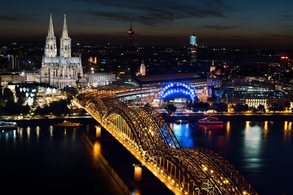 Köln Stadt bei Nach Panorama Brücke Dom Köln Zukunftsprognose 2026 Wohin entwickelt sich die Domstadt