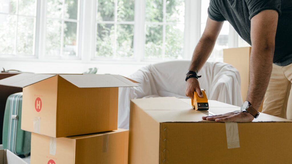 Mann Umzug Kartons packen Was macht einen stressfreien Umzug aus